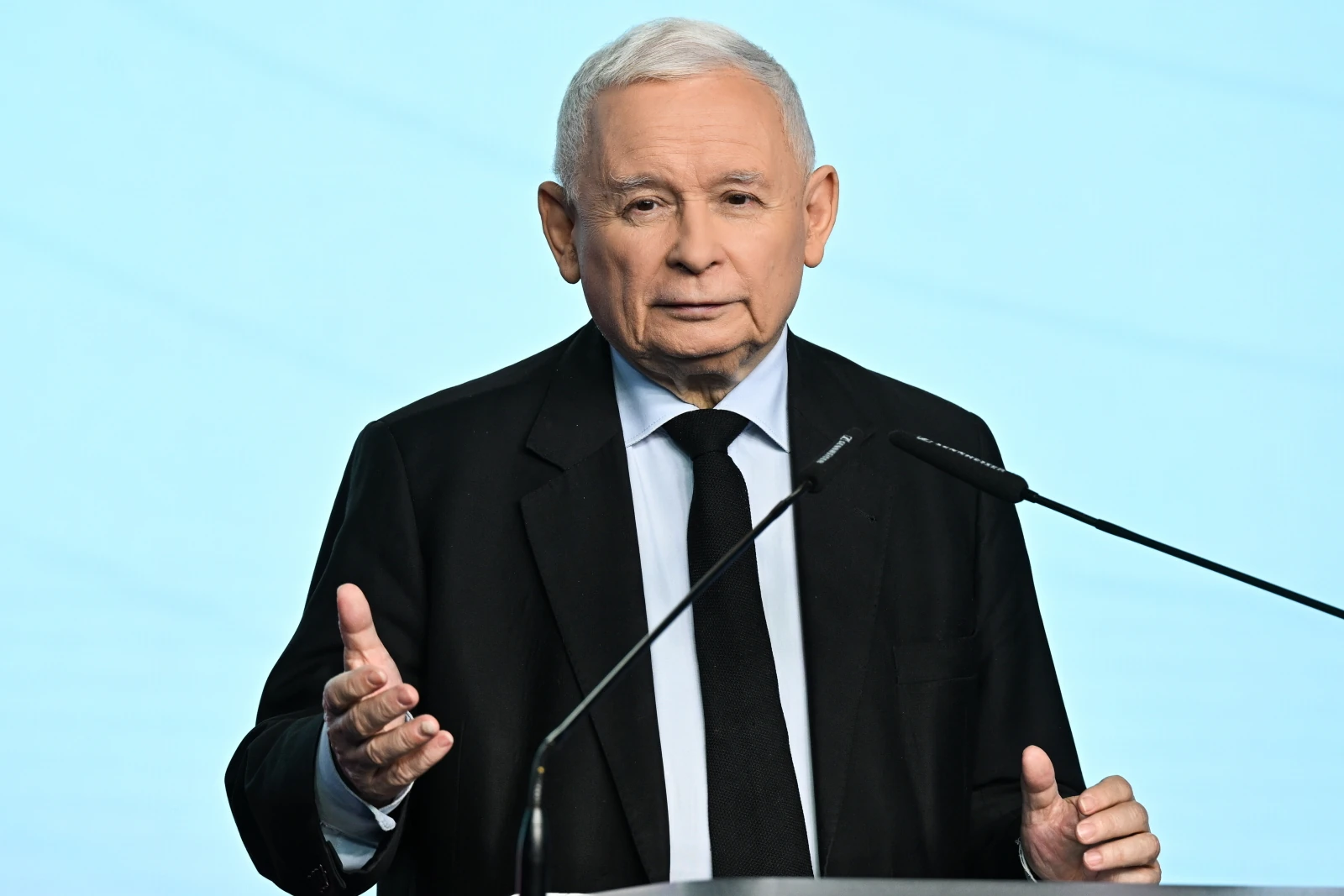 Marszałek Czarzasty zakazuje alkoholu, a prezes Kaczyński przypomina… komunistyczny trik na wódkę