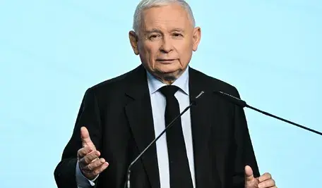 Jarosław Kaczyński poparł decyzję marszałka Włodzimierza Czarzastego o zakazie sprzedaży alkoholu w Sejmie. Prezes PiS przyznał, że to krok w dobrą stronę, choć ostrzegł przed powrotem dawnych parlamentarnych trików — takich jak słynny „tonik bez kapsla”, czyli wódka podawana w butelce po napoju gazowanym.