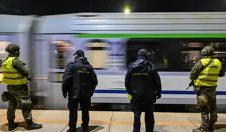 Funkcjonariusze Straży Ochrony Kolei i Wojsk Obrony Terytorialnej podczas patrolu na Dworcu Głównym PKP w Lublinie, 19 bm. Patrolowanie linii kolejowych we wschodniej Polsce związane jest z dwoma aktami dywersji, do których doszło na trasie Warszawa – Lublin. (sko