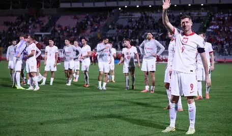 Dzisiaj w Zurychu odbyło się losowanie baraży o awans na przyszłoroczne mistrzostwa świata w Kanadzie, Meksyku i USA. Reprezentacja Polski w półfinale zagra u siebie z Albanią. Jeśli „Biało-Czerwoni” wygrają, w finale czekać będzie zwycięzca pary Ukraina – Szwecja, ale… na wyjeździe.