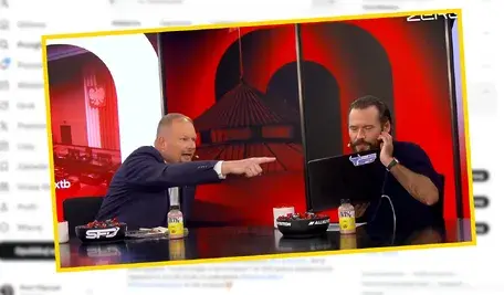 Poseł WItold Zembaczyński w rozmowie z Krzysztofem Stanowskim pokazuje palcem na laptopa 