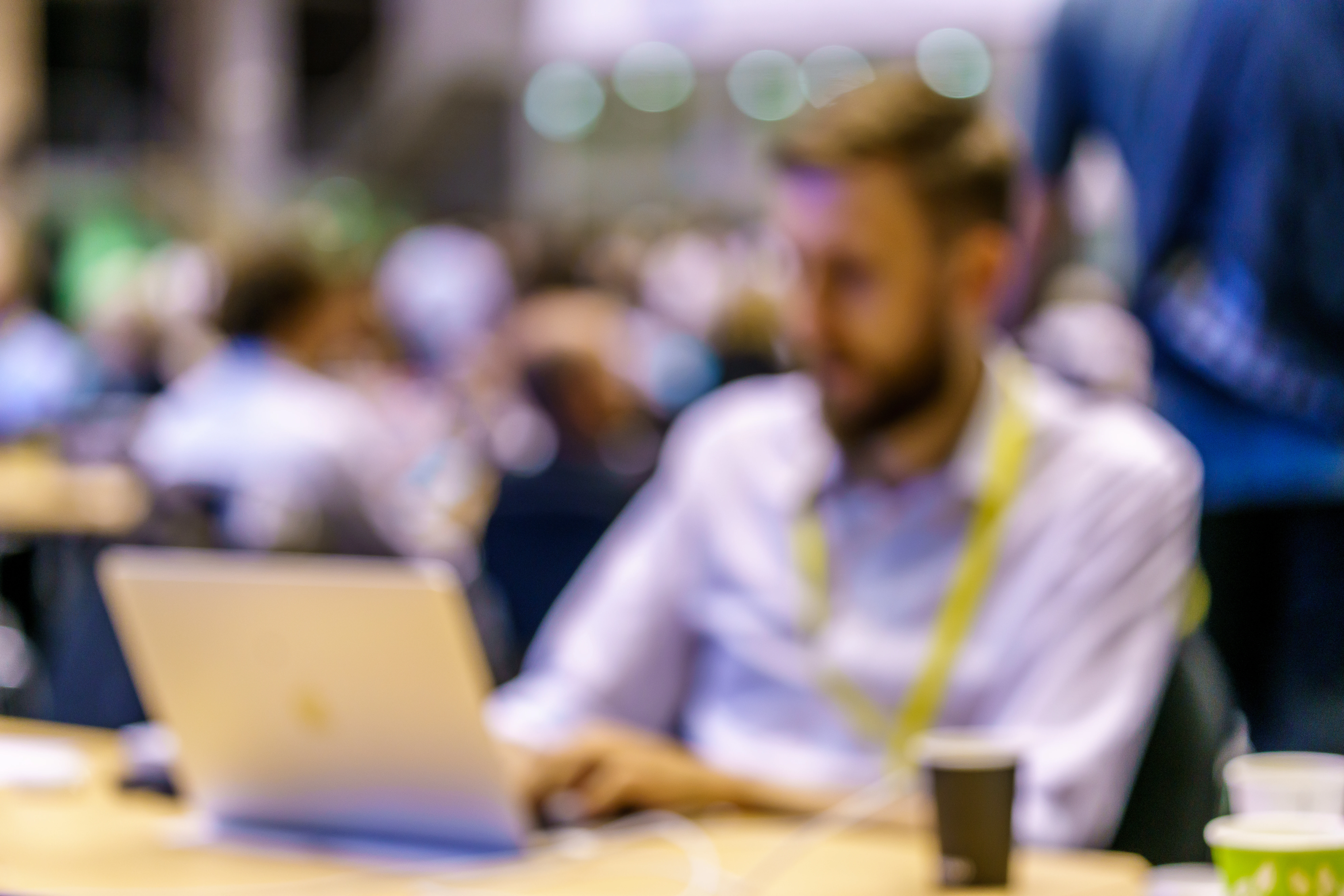 Polacy tak boją się stracić pracę, iż chorują „po cichu”. Nowy raport obnaża brutalną prawdę