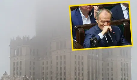 Pogrążony w smogu Pałac Kultury i Nauki, a Donald Tusk siedzi w Sejmie i upiornie się śmieje, choć Polska może zapłacić ogromne kary do UE. W tle Grabiec ogląda swoje palce