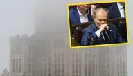 Pogrążony w smogu Pałac Kultury i Nauki, a Donald Tusk siedzi w Sejmie i upiornie się śmieje, choć Polska może zapłacić ogromne kary do UE. W tle Grabiec ogląda swoje palce