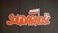 Historyczne logo „Solidarność” przedstawione na czerwonym, falującym napisie — symbol, którego majątkowe prawa autorskie sąd prawomocnie przyznał NSZZ „Solidarność”.