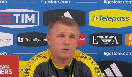 Trener Serhij Rebrow podczas wywiadu, z poważnym wyrazem twarzy, stanowczo podkreśla, że Ukraina na pewno nie zagra domowego meczu z Polską na terytorium RP.