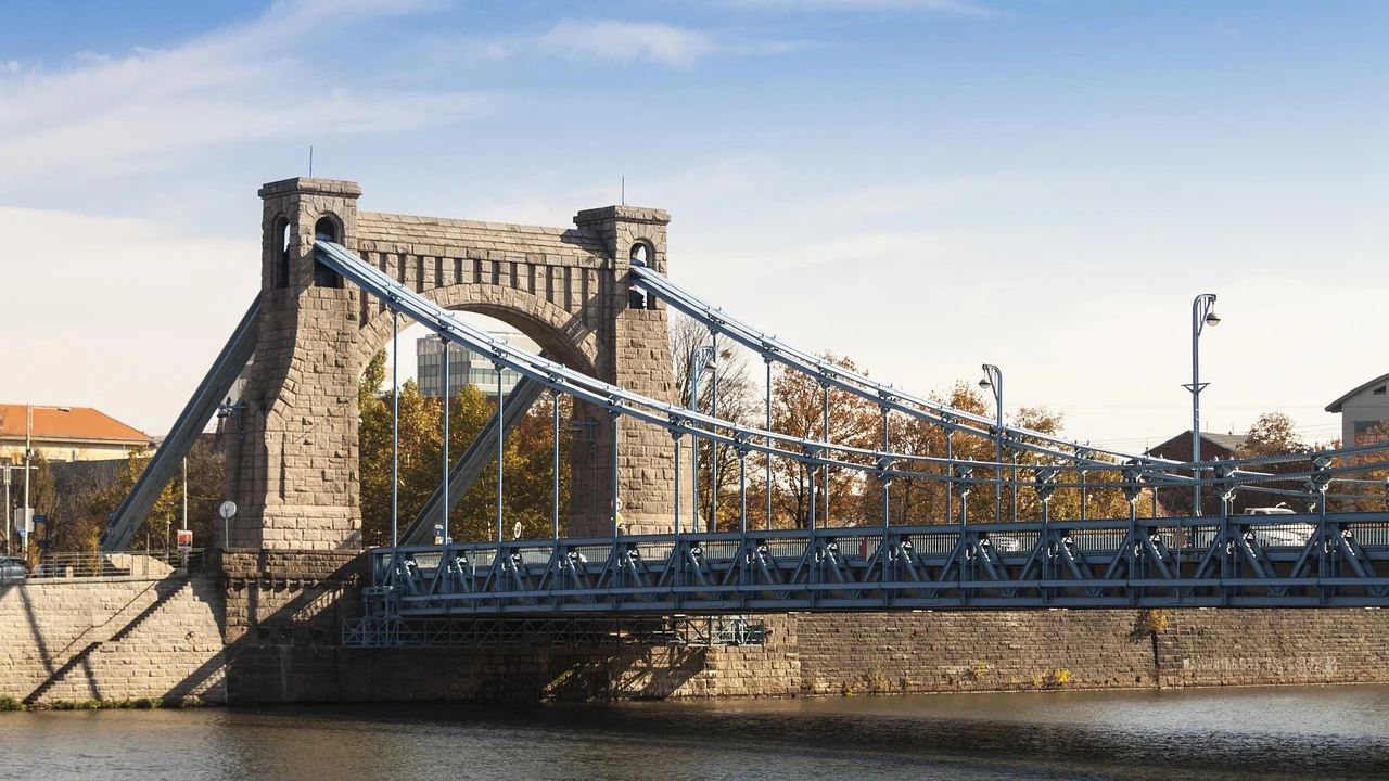 Niemiecki napis wraca na most we Wrocławiu. Radni uhonorują cesarza, który w polskiej historii zapisał się źle