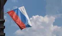 Rosyjscy żołnierze na linii frontu w Ukrainie oraz nowoczesny dron bojowy, ilustrujący rosnącą rolę bezzałogowych systemów i sztucznej inteligencji we współczesnych działaniach wojennych.