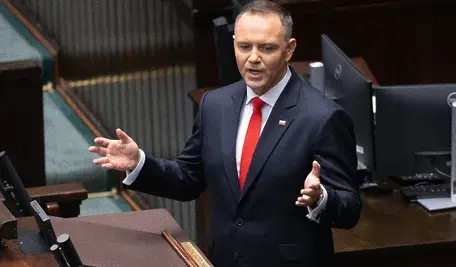 Prezydent Karol Nawrocki podczas publikacji wpisu w serwisie X, w którym odpowiedział Donaldowi Tuskowi i przedstawił własny „manifest polskości”, nawiązujący do historycznych Pięciu Prawd Polaków.