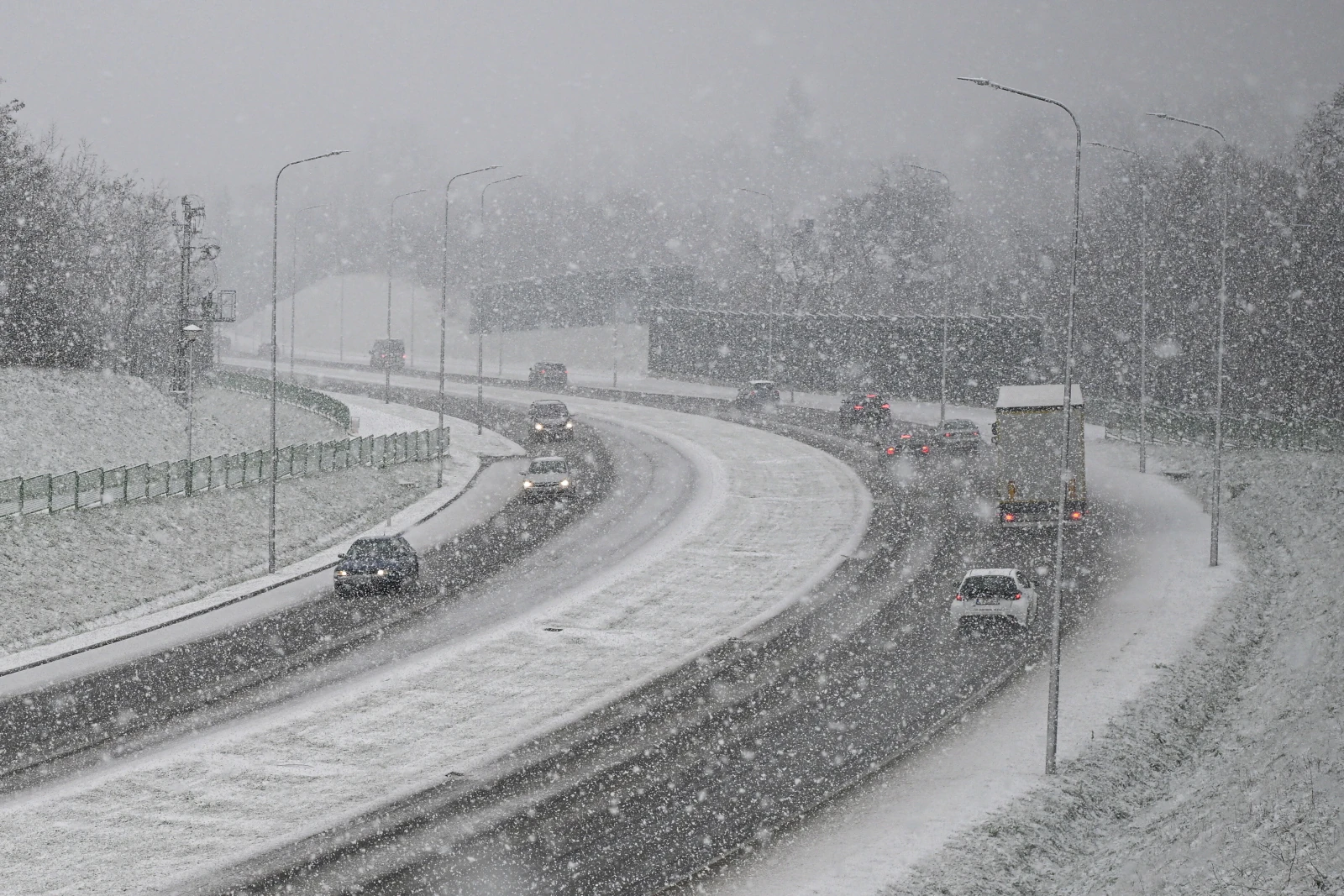 Południowa Polska walczy z atakiem zimy. Tysiące mieszkańców Podkarpacia bez prądu