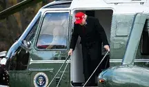 Prezydent Donald Trump w słynej bejsbolówce wysiada ze śmigłowca. 