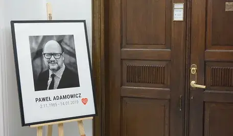 Portret pamięciowy Pawła Adamowicza, prezydenta Gdańska, który został zamordowany w styczniu 2019 roku podczas finału WOŚP.