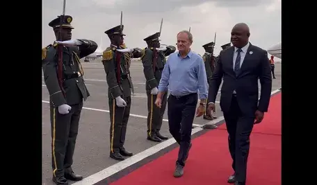 Donald Tusk na lotnisku w Lugandzie. Internauci zwracają uwagę na strój premiera, który wywołał skandal dyplomatyczny