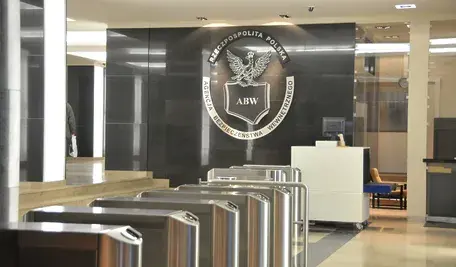 Funkcjonariusze ABW podczas działań operacyjnych w sprawie dywersji na polskiej kolei, listopad 2025