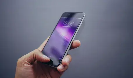 Użytkownik sprawdzający telefon w czasie utrudnień sieci Play spowodowanych awarią stacji bazowych po intensywnych opadach śniegu.