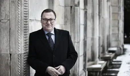 Senator Grzegorz Bierecki podczas spotkania w Poznaniu, na którym prezentuje założenia projektu ustawy repatriacyjnej.