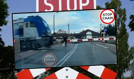 Starszy pan tuż przed pędzącą lokomotywą. Mężczyzna wszedł na tory mimo zamkniętego szlabanu. Pewnie robił tak już wielokrotnie