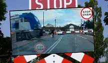 Starszy pan tuż przed pędzącą lokomotywą. Mężczyzna wszedł na tory mimo zamkniętego szlabanu. Pewnie robił tak już wielokrotnie