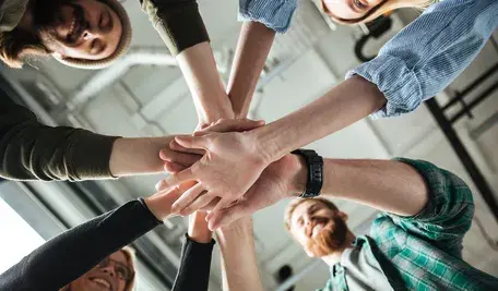 koledzy-w-biurze-trzymajac-sie-za-rece