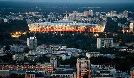 PGE Narodowy w Warszawie, widok na oświetlony stadion z trybunami i murawą przygotowaną do meczu piłkarskiego