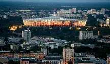 PGE Narodowy w Warszawie, widok na oświetlony stadion z trybunami i murawą przygotowaną do meczu piłkarskiego