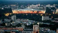 PGE Narodowy w Warszawie, widok na oświetlony stadion z trybunami i murawą przygotowaną do meczu piłkarskiego