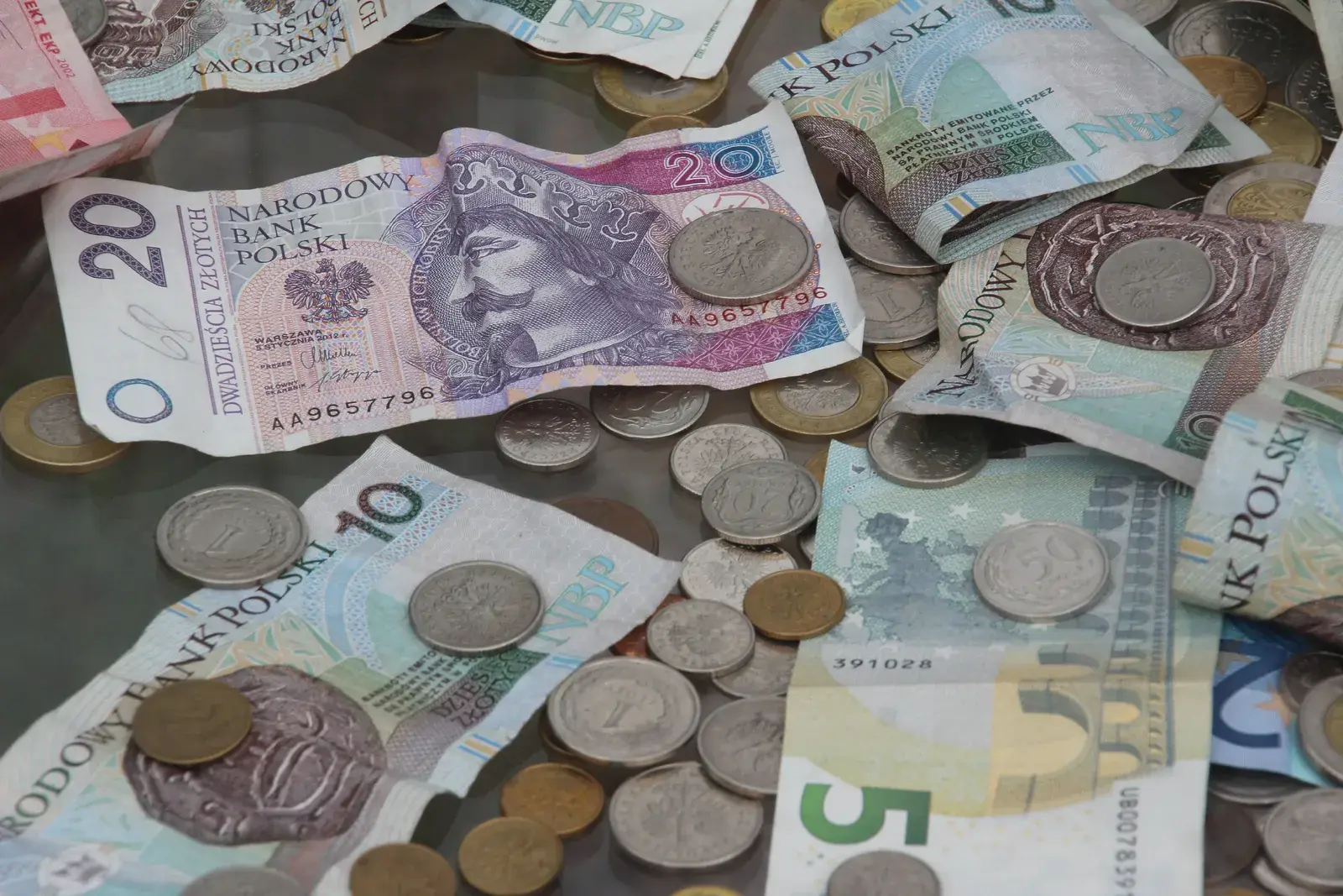 Ile pieniędzy możesz wpłacić na konto? Po przekroczeniu tej kwoty musisz liczyć się z kontrolą!