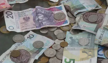 Pieniądze leżą na blacie, to głównie polskie złotówki, ale są te niskie nominały euro