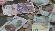 Pieniądze leżą na blacie, to głównie polskie złotówki, ale są te niskie nominały euro