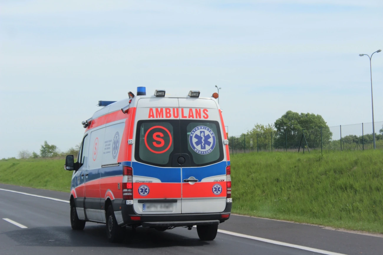 Co on miał w głowie? Pijany wsiadł do karetki i chciał pojechać po pacjenta!