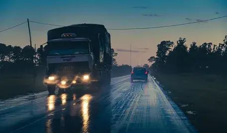 Ciężarówka polskiej firmy transportowej zatrzymana przez niemiecką policję. Stan jej opon uniemożliwiał dalszą jazdę