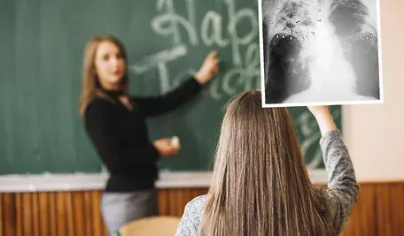 W jednej ze szkół podstawowych w Mrągowie (województwo warmińsko-mazurskie) potwierdzono gruźlicę u nauczycielki. Choroba została rozpoznana po dłuższym okresie dolegliwości ze strony układu oddechowego. Nauczycielka jest tzw. prątkująca, co oznacza, że może zarażać innych.