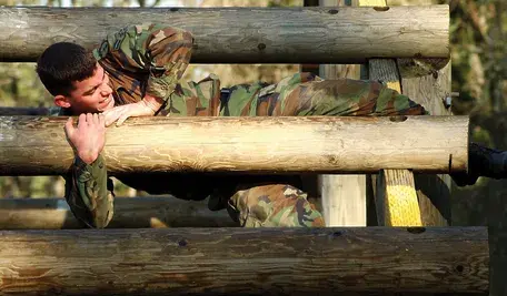 Ilustracja przedstawiająca Wojsko Polskie przygotowujące masowe wezwania do kwalifikacji wojskowej w 2026 roku.