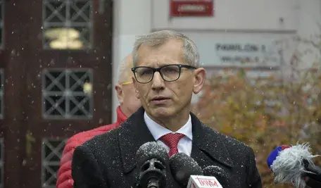 Krzysztof Kwiatkowski, senator i były prezes NIK, zawieszony w prawach członka klubu Koalicji Obywatelskiej w związku z wyrokiem sądu w sprawie obsadzania stanowisk w NIK.