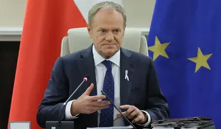 Premier Donald Tusk po raz kolejny zaprezentował styl komunikacji, w którym każde środowisko może usłyszeć dokładnie to, co chce. Jego środowa wypowiedź o wyroku TSUE dotyczącym obowiązku uznawania w Polsce małżeństw jednopłciowych zawartych za granicą była modelowym przykładem takiej podwójnej gry — politycznego „uspokojenia nastrojów” i jednoczesnego sygnalizowania lojalności wobec instytucji Unii Europejskiej.