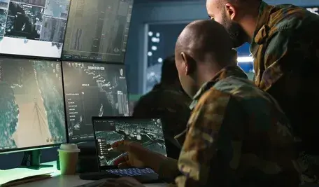 Europa przygotowuje nową strategię obronną przeciwko rosnącym zagrożeniom hybrydowym ze strony Rosji, obejmującą operacje cybernetyczne i niezapowiedziane ćwiczenia wojskowe na granicach.