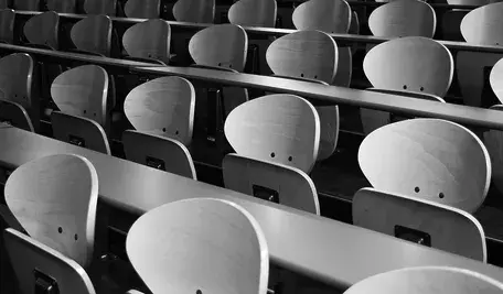 Siedziba Collegium Humanum oraz materiały śledcze prokuratury dotyczące afery związanej z fałszywymi dyplomami MBA.