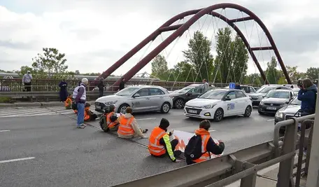 Aktywiści Ostatniego Pokolenia muszą zapłacić krocie za blokowanie lotniska. Czy za blokowanie dróg m.in. w Polsce również słono zapłacą?
