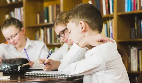 Ukraińskie szkoły w Kijowie oficjalnie przestawiły się na język ukraiński, ale na korytarzach i w mediach społecznościowych nadal króluje rosyjski, co obnaża głębokie podziały tożsamościowe w stolicy kraju.