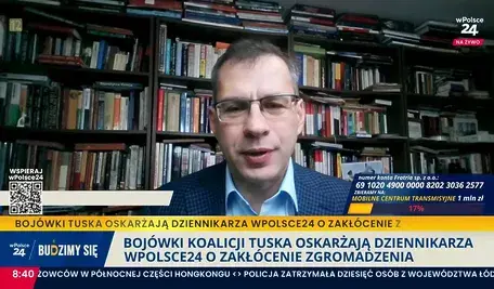 Jacek Karnowski wyjaśnia, o co chodzi w ataku na Szymona Szeredę . Redaktor naczelny telewizji wPolsce24 odpowiada na tle wielu książek, co pokazuje, jak dużą i bogatą ma bibliotekę