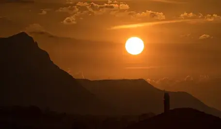 Startup Stardust ogłosił właśnie, że pracuje nad technologią pozwalającą… świadomie zablokować część światła słonecznego dla planety — w celu sztucznego obniżenia temperatur. Firma planuje rozpylać w górnej atmosferze refleksyjne cząstki, które odbijałyby promienie słoneczne przed dotarciem do Ziemi. Pomysł brzmi jak science-fiction — ale dziś to rzeczywistość, a start-up zebrał na ten cel 60 mln USD od inwestorów. 