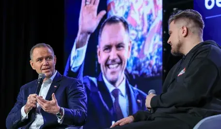 Prezydent Karol Nawrocki wziął udział w ECR Kongresie Młodych 2025 „Silna Polska. Przyszłość jest w nas”, odbywającym się w Lublinie w dniach 27–29 listopada. Wydarzenie, objęte jego Patronatem Honorowym, przyciągnęło setki młodych konserwatystów z Polski i regionu Europy Środkowo-Wschodniej. Głównym tematem tegorocznej edycji była przyszłość bezpieczeństwa Europy, ale to właśnie jeden wątek zdominował cały dzień obrad: zdecydowane słowa prezydenta o ustawie wprowadzającej możliwość blokowania treści w internecie, która w ostatnich dniach przeszła przez Sejm.