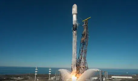 Polski satelita MikroSAR na tle startującej rakiety Falcon 9 podczas misji Transporter-15, umożliwiający monitorowanie powierzchni Ziemi i infrastruktury.