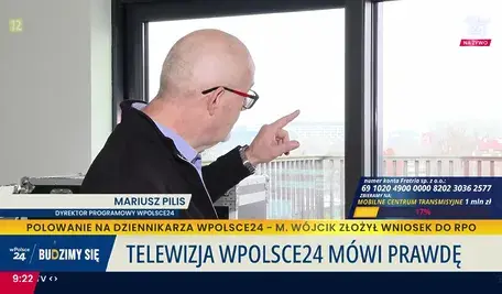 Dyrektor programowy pokazuje przestrzeń przygotowywaną pod nowe studio TV