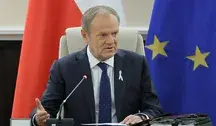 Donald Tusk podczas publicznego wystąpienia; jego wyraz twarzy sugeruje napięcie w związku z rosnącymi problemami w koalicji rządzącej