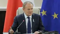Donald Tusk podczas publicznego wystąpienia; jego wyraz twarzy sugeruje napięcie w związku z rosnącymi problemami w koalicji rządzącej