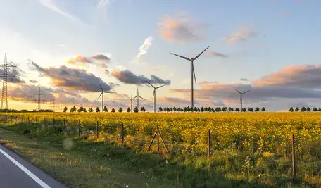 Zdjęcie pokazujące farmę wiatrową jako źródło informacji o tym, że główne firmy energetyczne Szwecji, Vattenfall i Ellevio, ogłosiły znaczące podwyżki opłat za korzystanie z sieci elektroenergetycznej, co wywołało duże kontrowersje wśród konsumentów i organizacji branżowych. 
