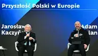 Jarosław Kaczyński i Adam Bielan siedzą na scenie podczas publicznej dyskusji. Obaj trzymają mikrofony i uśmiechają się, a za nimi widoczna jest duża plansza z napisem dotyczącym przyszłości Polski w Europie.