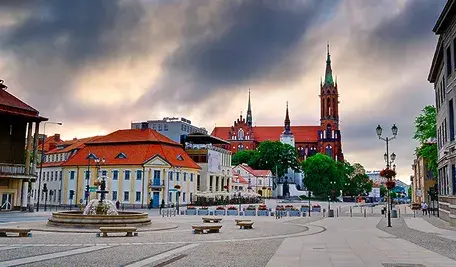 Budynek szkoły w Białymstoku, w której powstanie centrum ewakuacji finansowane ze środków KPO.