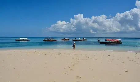 Turyści na plaży na Zanzibarze w Tanzanii. MSZ ostrzega przed podróżami z powodu zamieszek i wprowadzenia godziny policyjnej.